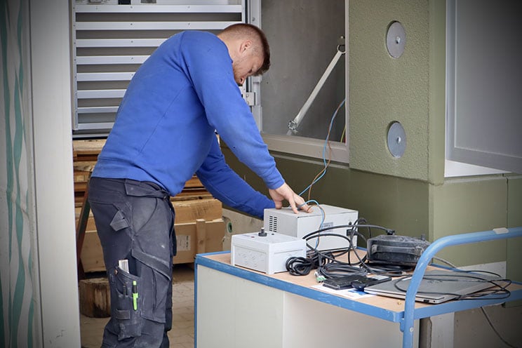 Elektroniker am Schaltschrank